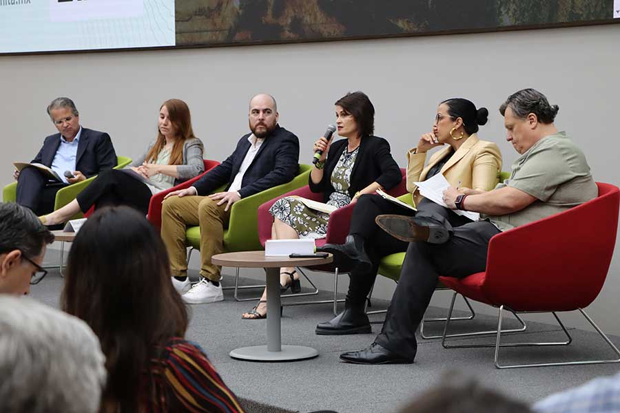 Personas colaborando en panel de discusión.