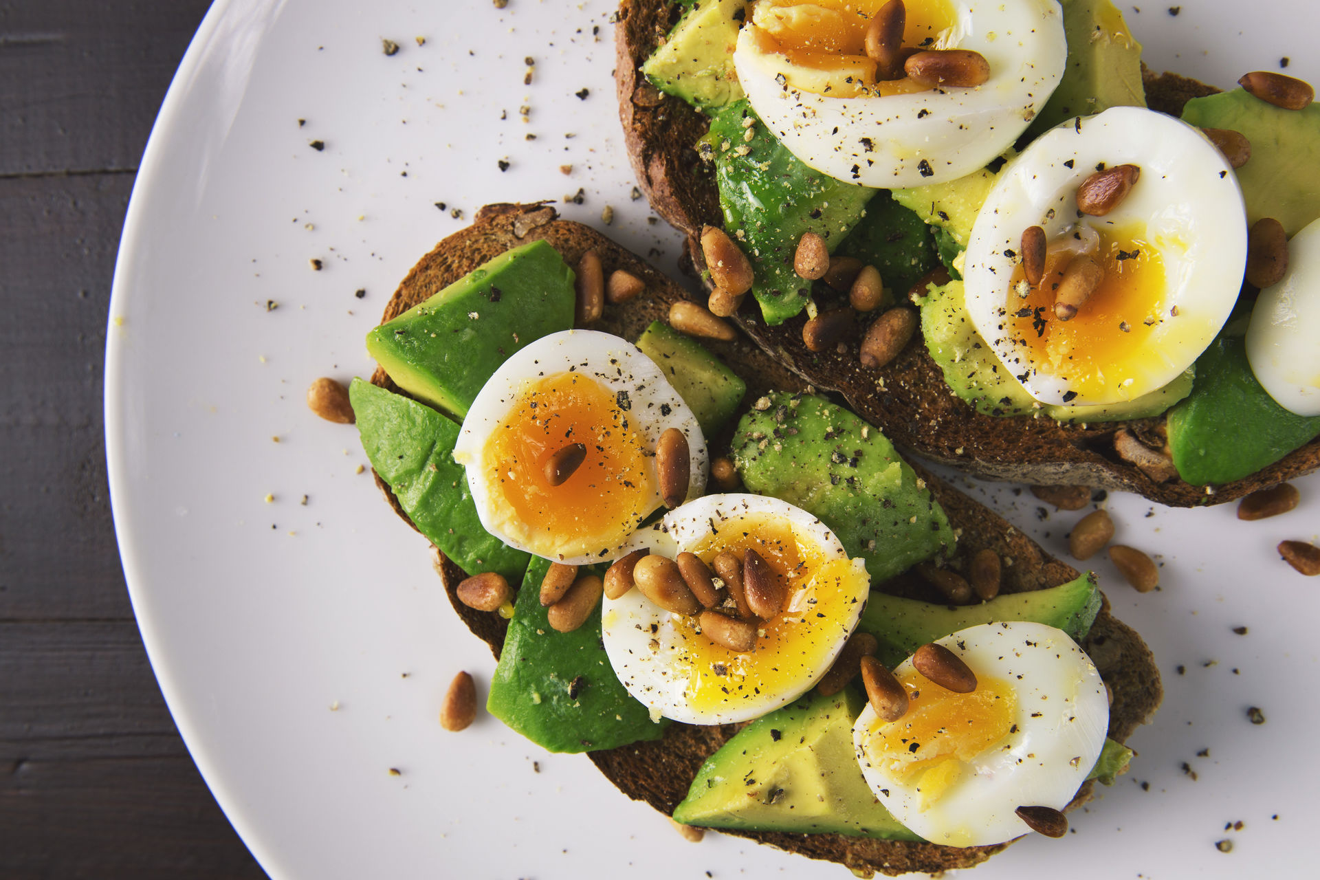 Plato de comida la cual es pan acompañado con aguacate y huevo cocido