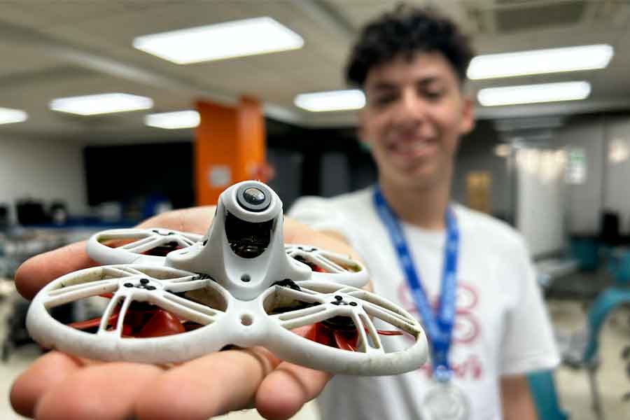 Piloto sosteniendo dron miniatura en la mano