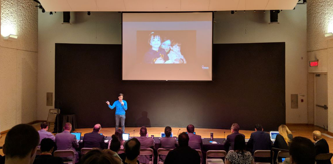 Julián Ríos, de Higia Tecnologies, que desarrolló un sostén para detectar riesgos de cáncer, dando su pitch.