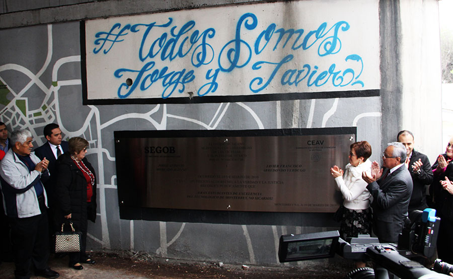 Placa de Jorge y Javier, asesinados a manos del Ejército en el 2010, develada en el bajopuente de Garza Sada y Luis Elizondo, frente al Tec