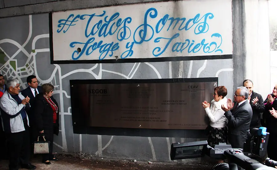 Placa de Jorge y Javier, asesinados a manos del Ejército en el 2010, develada en el bajopuente de Garza Sada y Luis Elizondo, frente al Tec