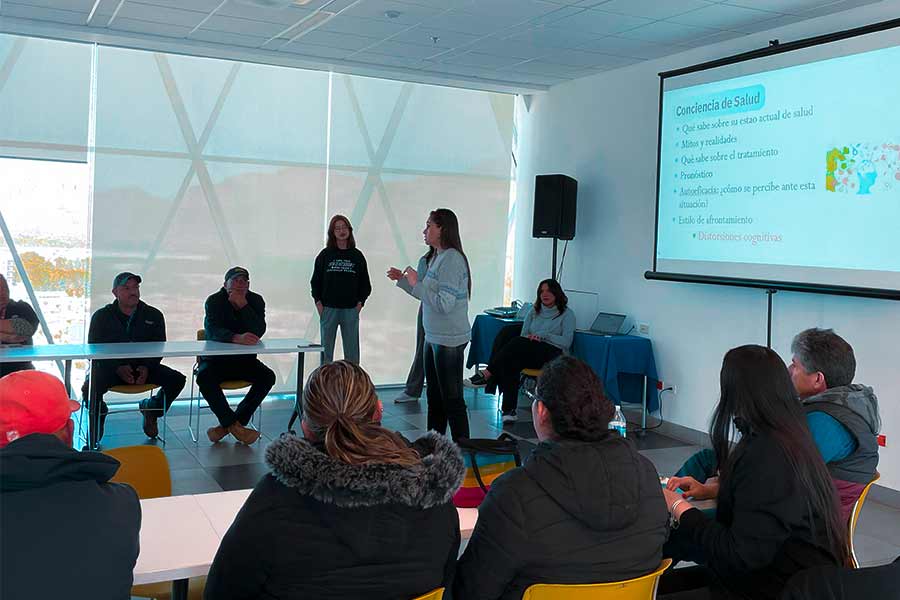 Athena Flores dando taller de salud mental para los colaboradores dentro del proyecto de atención cardiometabólica.