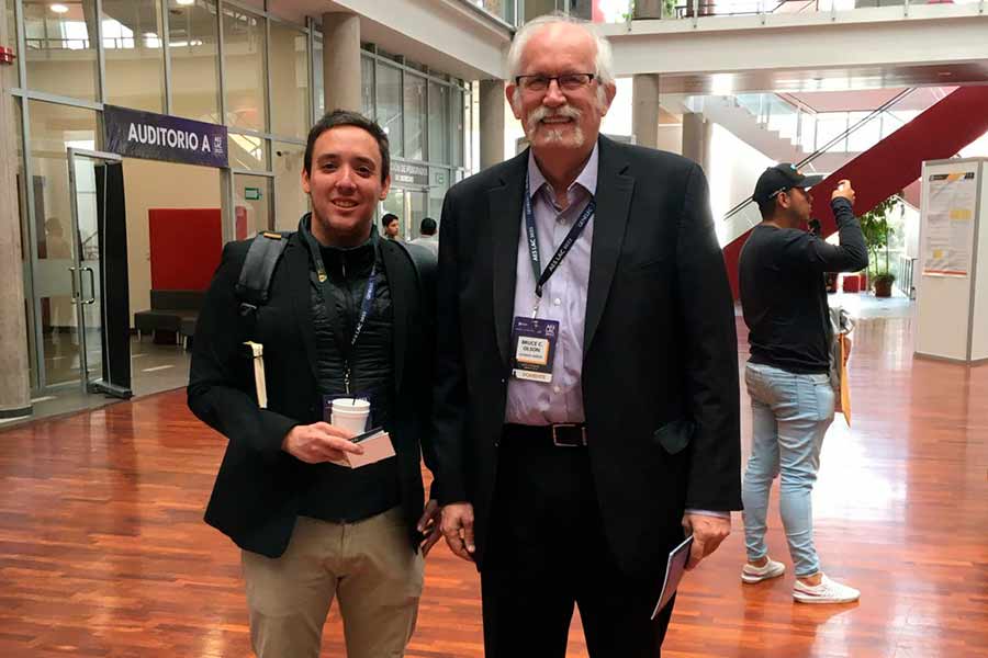 El profesor Flavio y Bruce Olson en la AES