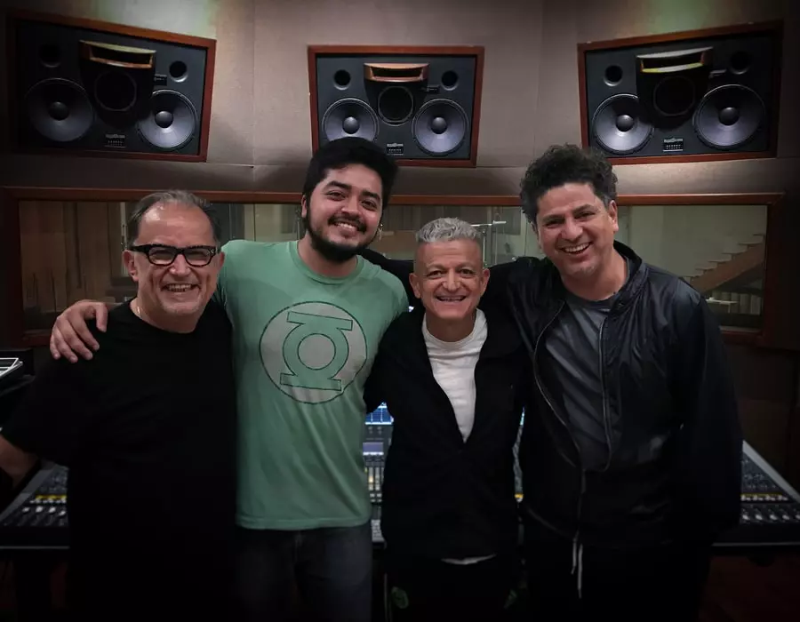 Luis con integrantes de No Pals, músicos de Luis Miguel