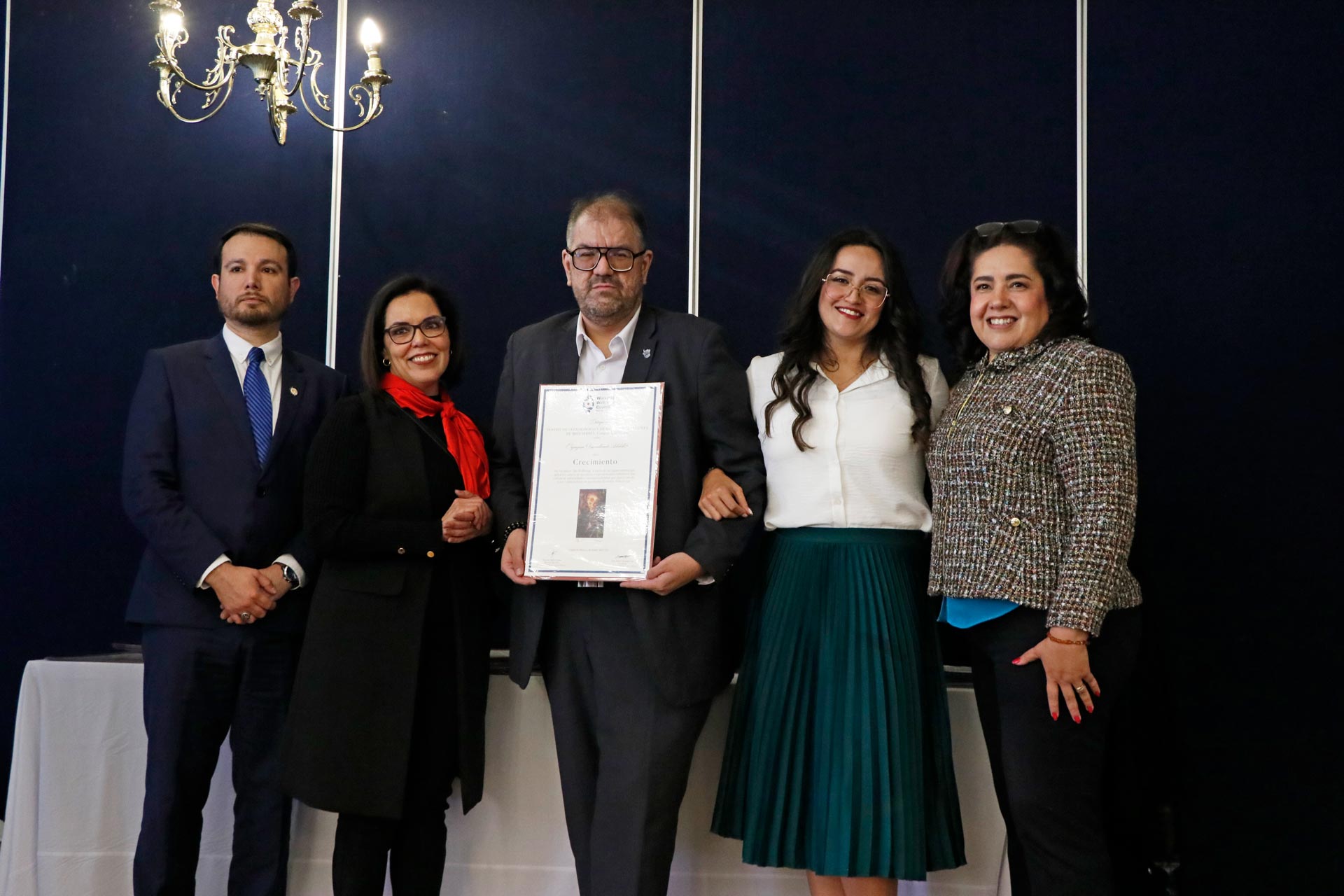 Planta física de campus Querétaro recibiendo el distintivo como organización responsablemente saludable