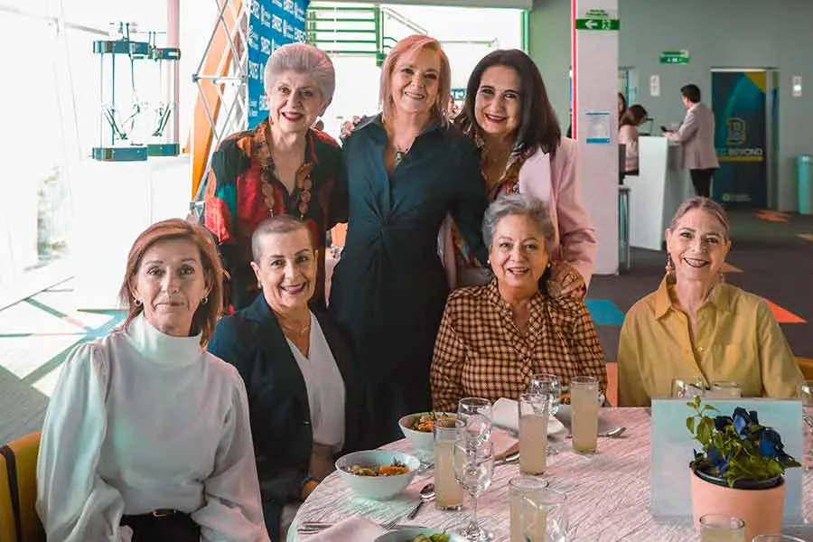 Entrega del Premio al Mérito EXATEC 2025 a María de Lourdes Cruz Russek en el campus Chihuahua, destacando su impacto social y empresarial.