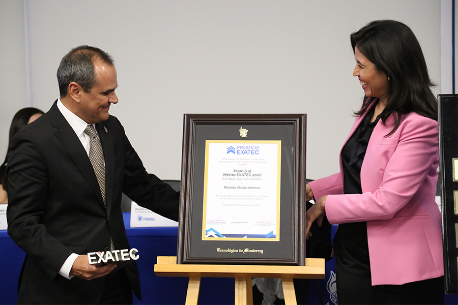 Ricardo Alcal&aacute; con el premio