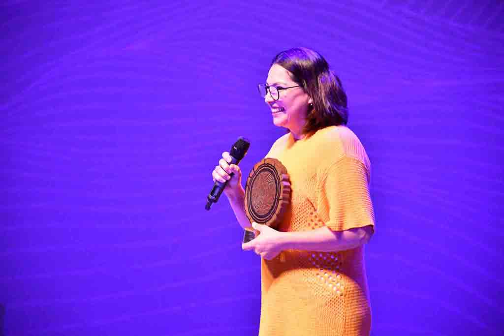 Zoé es sorprendida al recibir su premio.