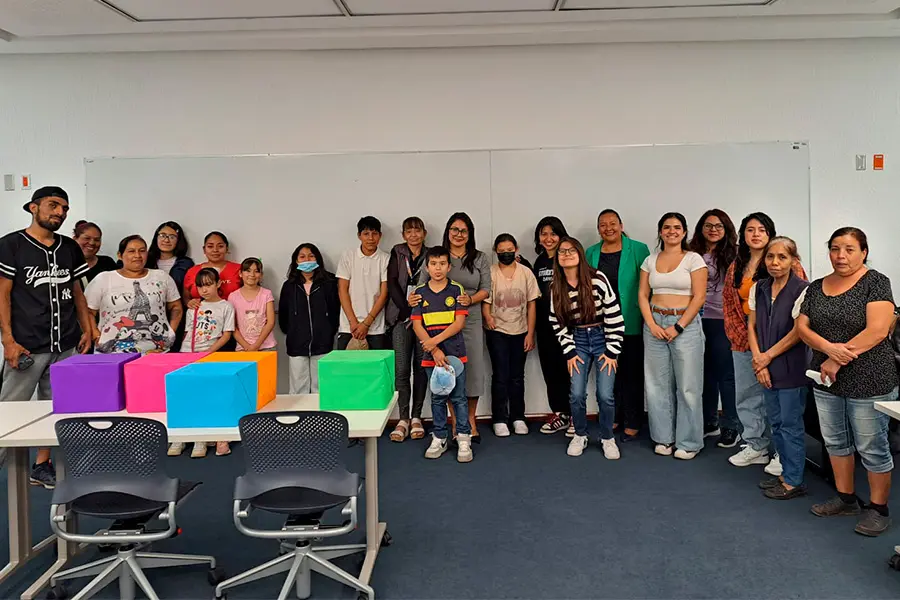 Johanna reunida con familias a las que ha apoyado con Jopehu.