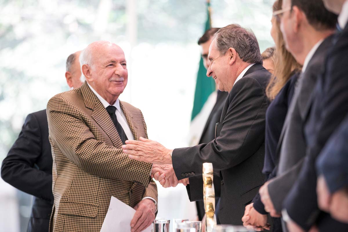 Don Alfredo Achar en el estrado al recibir el premio.