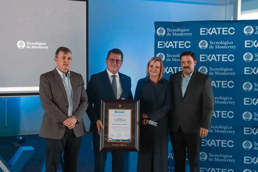 Entrega de la placa conmemorativa a María de Lourdes Cruz Russek, galardonada con el Premio al Mérito EXATEC 2025, en el campus Chihuahua.