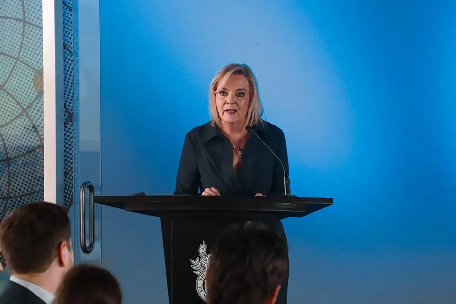 María de Lourdes Cruz Russek dando su mensaje de agradecimiento durante la ceremonia de entrega del Premio al Mérito EXATEC 2025 en el campus Chihuahua.