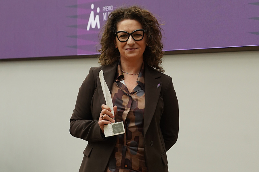 Rosanna Bonasia sosteniendo el Premio Mujer Tec 2026.