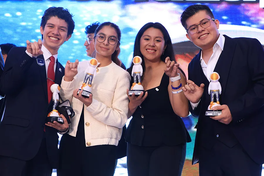 Leonardo, Dania, Ximena y Baruk con la estatuilla del Premio Municipal de la Juventud.