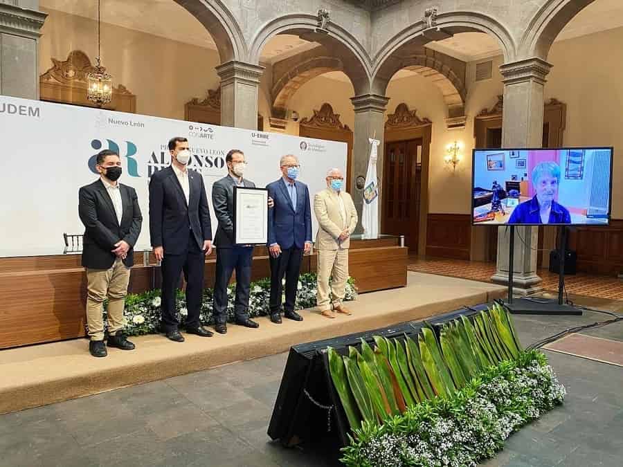 Directivos de Conarte y universidades de Nuevo León entregaron el premio. 