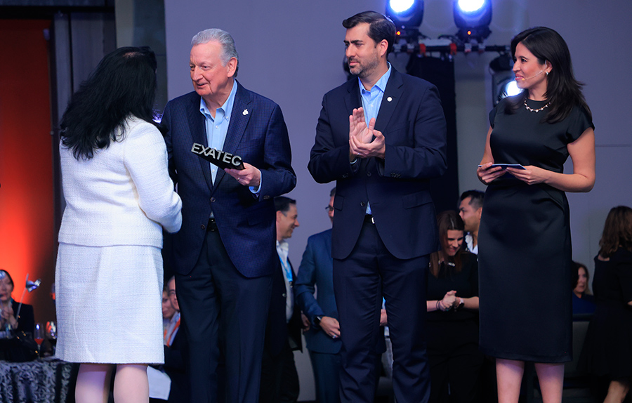 Autoridades del Tec entregan el premio Trayectoria EXATEC a Eva Trujillo.