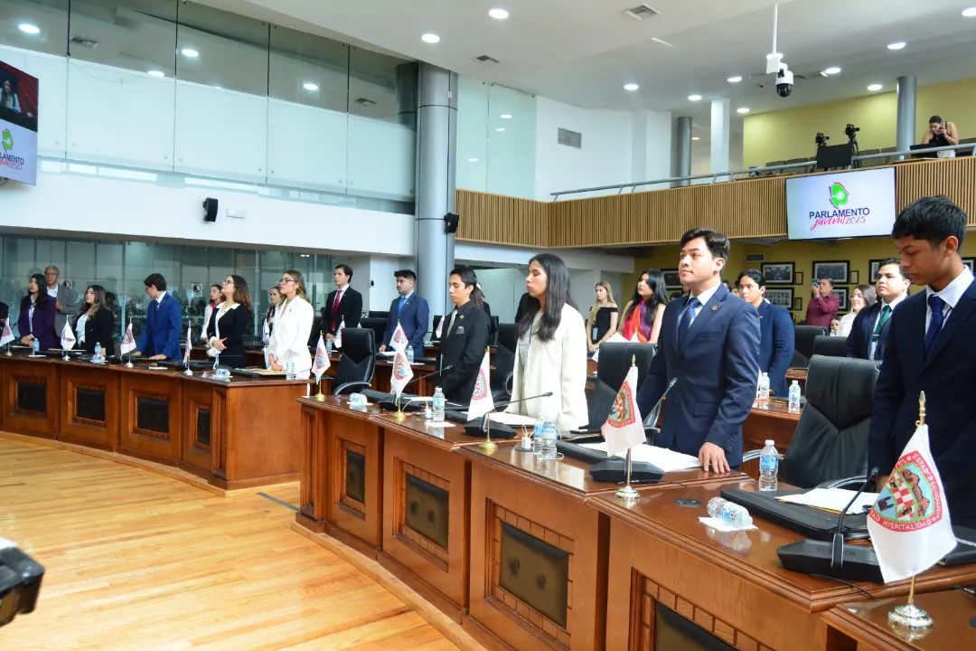Participantes del Parlamento Juvenil Chihuahua 2025 durante la sesi&oacute;n realizada en el congreso del Estado.