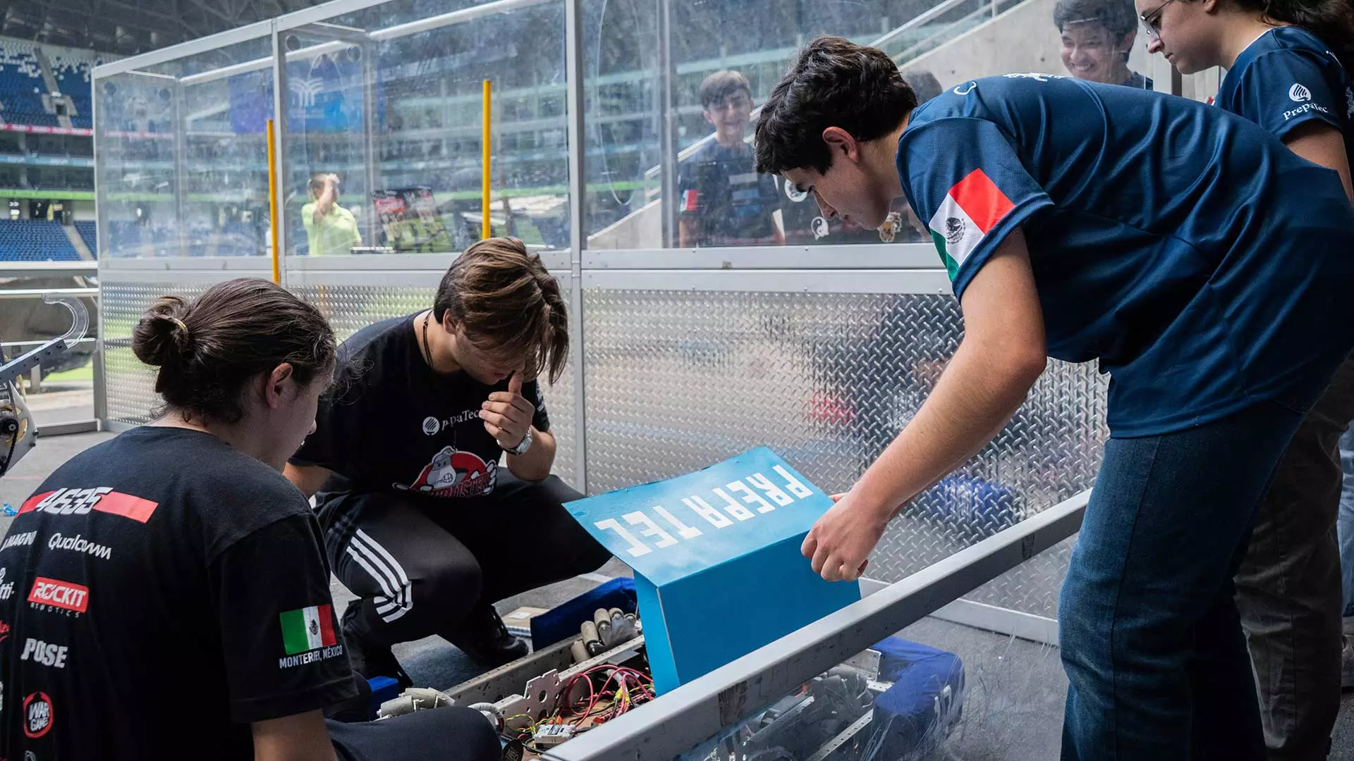 Alumnos PrepaTec Monterrey programando un robot