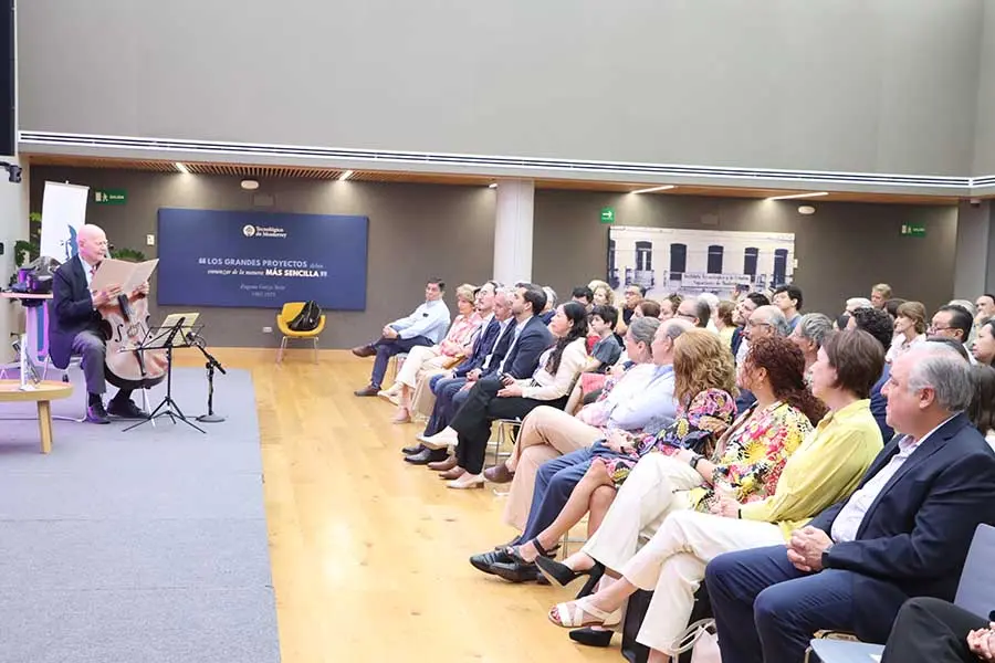 Carlos Prieto con asistentes a presentación de su libro "Mi vida musical". 