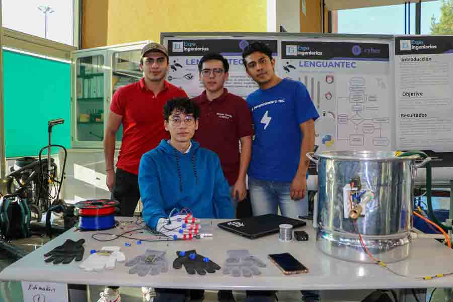 El equipo LENGUANTEC en exposición