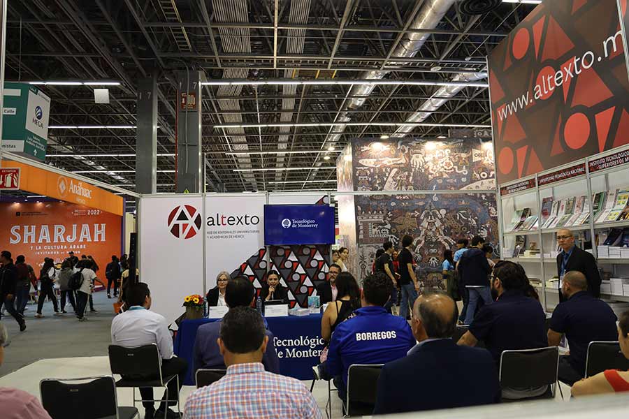 Presentan libro universidad cocredora del futuro en la FIL Guadalajara.