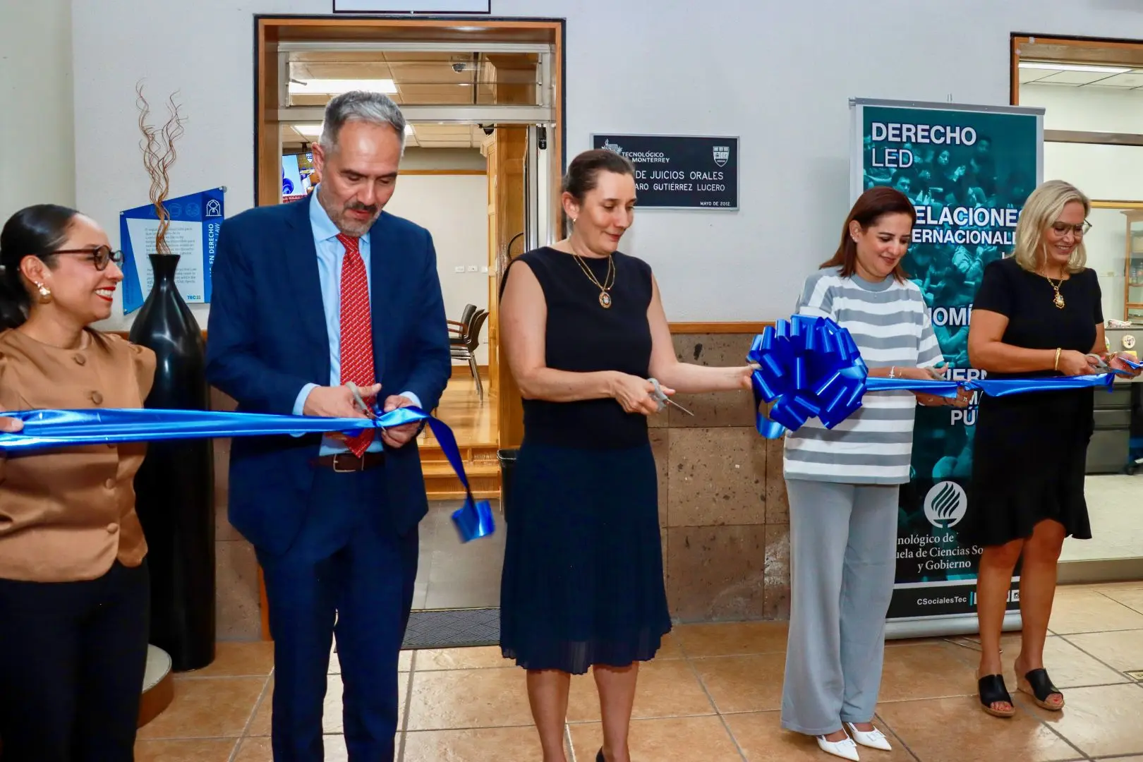 Autoridades de la Escuela de Ciencias Sociales y Gobierno del campus Chihuahua, del gobierno del estado y del Poder Judicial cortan, junto al presidente de la CIDH, el listón que reinaugura oficialmente la Sala de Juicios Orales.