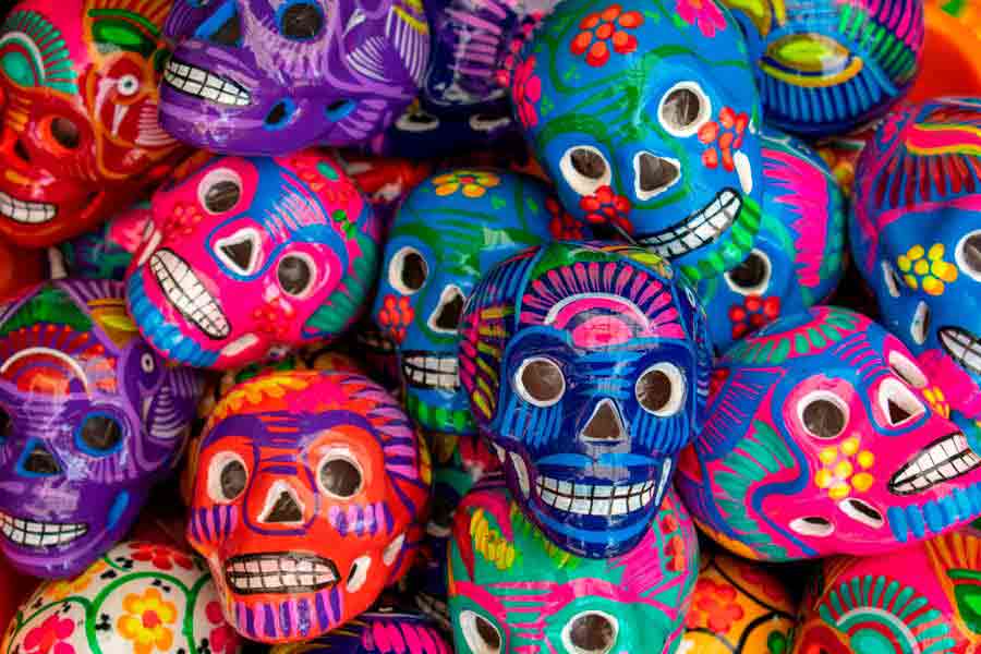 Varias calaveras de Día de Muertos decoradas de muchos colores