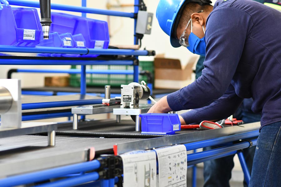 Trabajador de Metalsa, trabajando en la manufactura del ventilador.