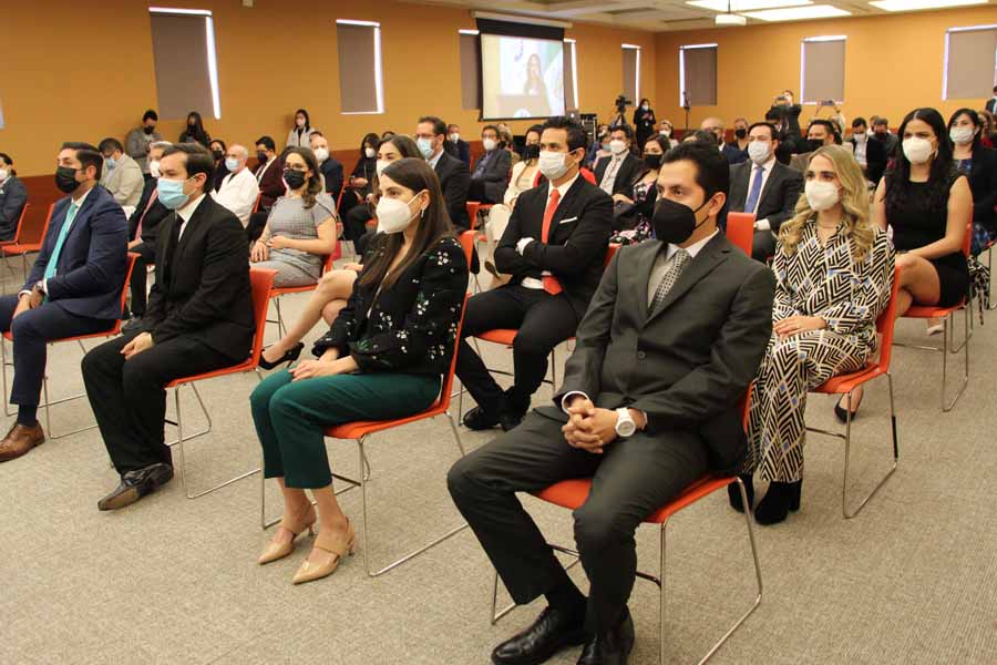 Profesionales de la salud durante la graduación de los cursos de alta especialidad médica.