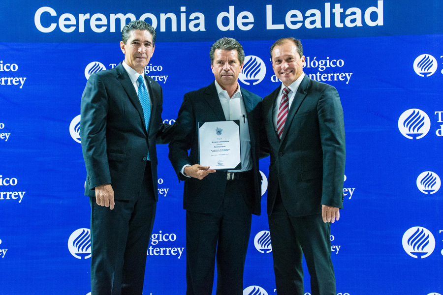 Profesor Armando en ceremonia de Lealtad