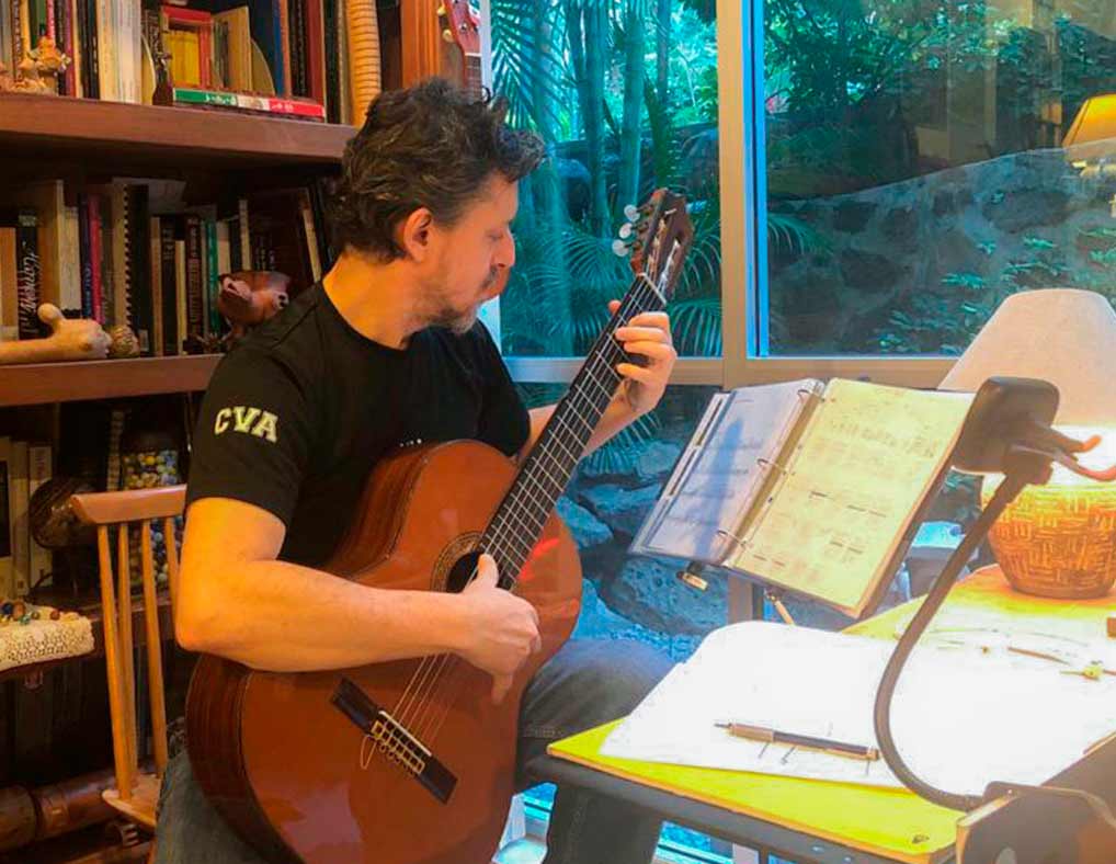 Profesor de canto del Tec campus Cuernavaca graba pieza musical de flauta de manera profesional