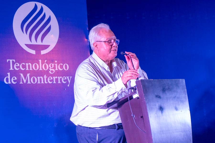 profesor humberto lopez dando un discurso