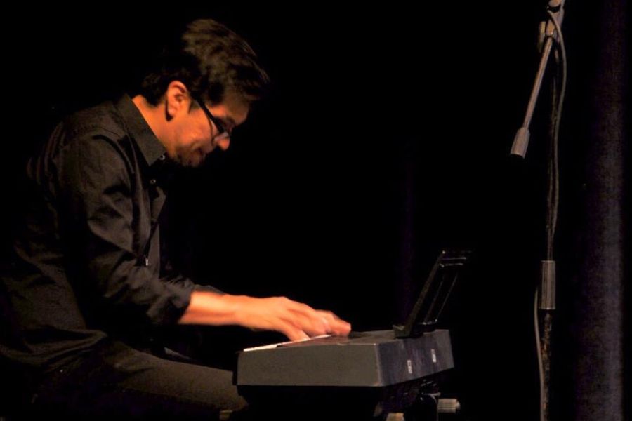 Profesor dando clases de música en el Tec campus León