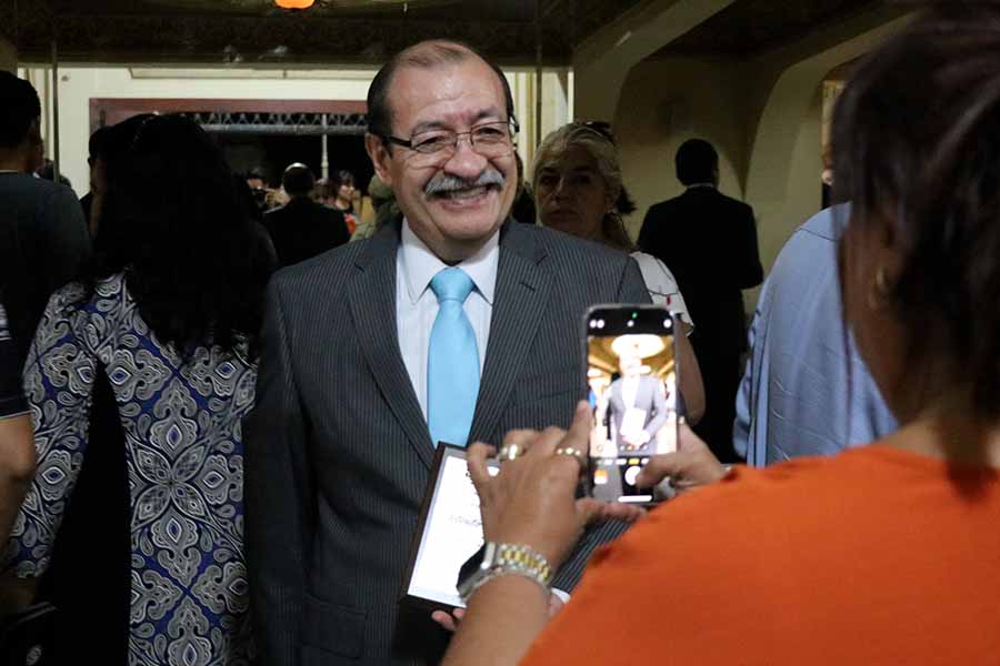 Profesor del Tec de Monterrey posa con reconocimiento entregad por la comunidad de instituciones de educación superior en la laguna