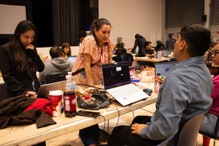 Profesora colombiana participa como mentora en evento celebrado en el Tec de Monterrey campus Laguna