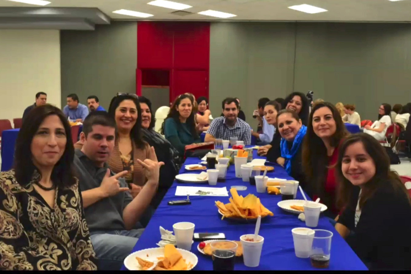 Profesora Irma Nydia en una comida con sus colegas