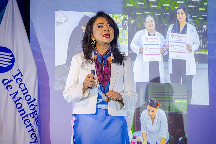 Profesora Mariela Jacobo, exponiendo durante el Informe Anual 2025. Foto: Liu Organista