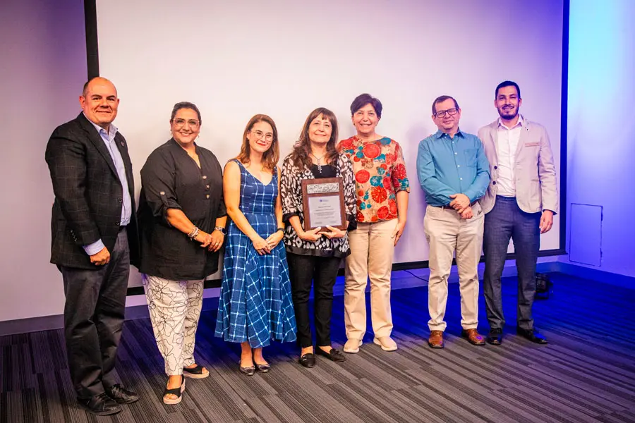 Profesora posa con su premio a la profesora inspiradora en el Tec de Monterrey campus Laguna junto a directores en el Día de las y los Profesores