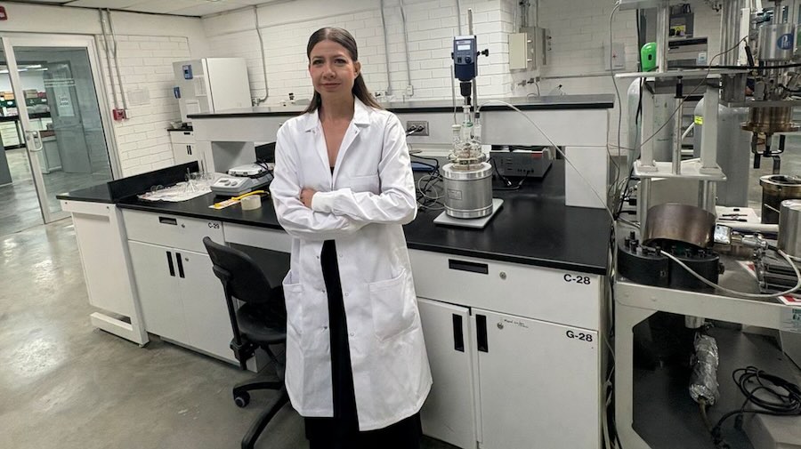 La investigadora y profesora Cecilia Trevi&ntilde;o del Tec en Quer&eacute;taro fue reconocida en concurso con su proyecto de reciclar hules sint&eacute;ticos mediante procesos qu&iacute;micos.