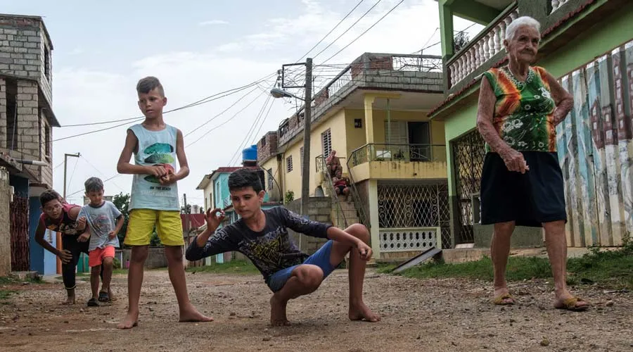 Ni&ntilde;os en las calles de Cuba. Foto: Sandra Hern&aacute;ndez