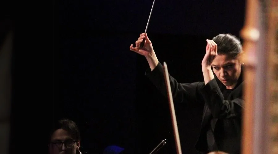 Laura Reyes profesora de Producci&oacute;n Musical fue invitada a dirigir un concierto con la Orquesta Filarm&oacute;nica de Quer&eacute;taro. 