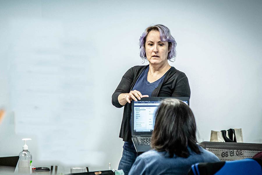 Dos profesoras del Tec de Monterrey preparando las clases que se impartirán en línea