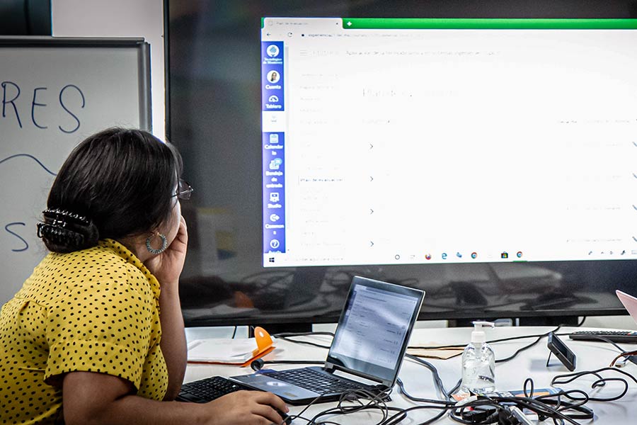 Profesora del Tec de Monterrey preparando su clase en línea