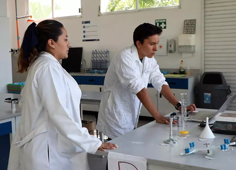 Profesoras de la PrepaTec campus Cuernavaca y Estado de México colaboraron en un proyecto de innovación educativa Novus intercampus, que busca fortalecer el aprendizaje y las habilidades científicas a través de prácticas de laboratorio virtuales.