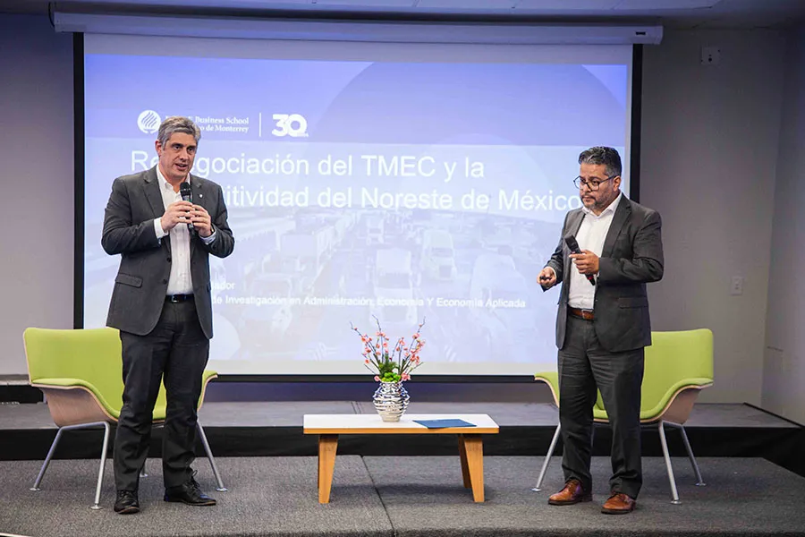 Dos conferencistas de negocios exponen sobre la renegociaci&oacute;n del T-MEC desde un escenario
