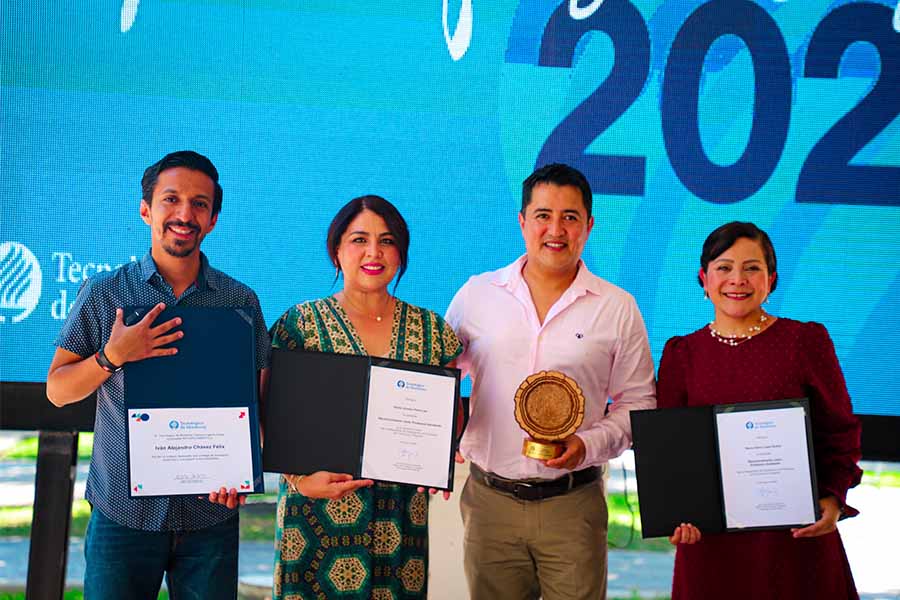 Cuatro docentes del Tec de Monterrey campus Laguna muestran sus reconocimientos obtenidos en el Día de las y los Profesores 2024