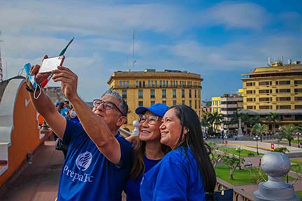 Profesores tomándose una fotografía