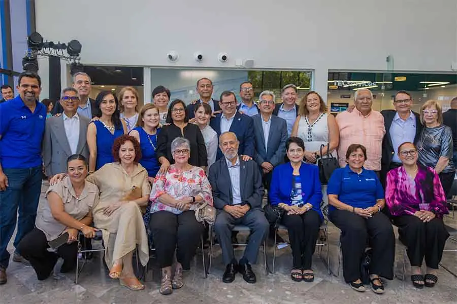 Profesores y colaboradores reunidos en la ceremonia del 50 aniversario del Tec de Monterrey campus Laguna