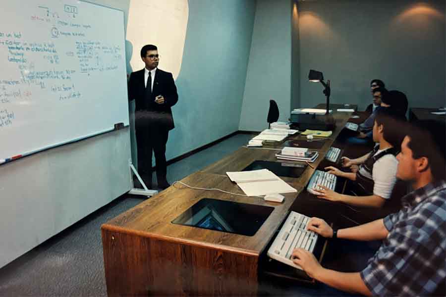 Grupo de estudiantes toma clase con computadoras de escritorio en el Tec de Monterrey campus Laguna